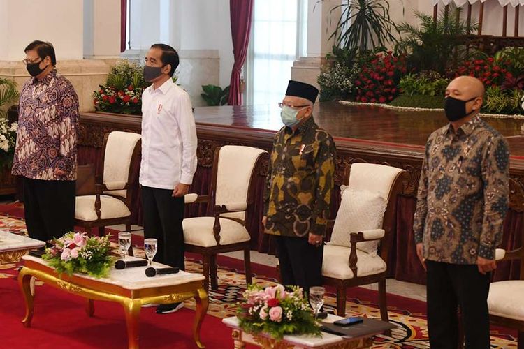 Presiden Joko Widodo (kedua kiri) didampingi Wakil Presiden Maruf Amin (kedua kanan), Menko Perekonomian Airlangga Hartarto (kiri) dan Menteri Koperasi dan UKM Teten Masduki (kanan) menghadiri acara penyaluran dana bergulir untuk koperasi di Istana Negara, Jakarta, Kamis (23/7/2020). Pemerintah melalui Lembaga Pengelola Dana Bergulir Koperasi Usaha Mikro Kecil dan Menengah (LPDB-KUMKM) menyiapkan dana bergulir sebesar Rp 1 triliun untuk disalurkan kepada koperasi dalam rangka pemulihan ekonomi nasional yang terdampak COVID-19.