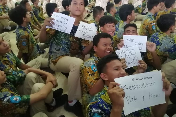 Ratusan siswa di SMAN 1 Situbondo melakukan aksi demo pada Kamis (4/1/2024) menuntut kepala sekolah dicopot daro jabatannya. Demo dilakukan karena kepala sekolah menebang pohon jati di lingkungan sekolah.
