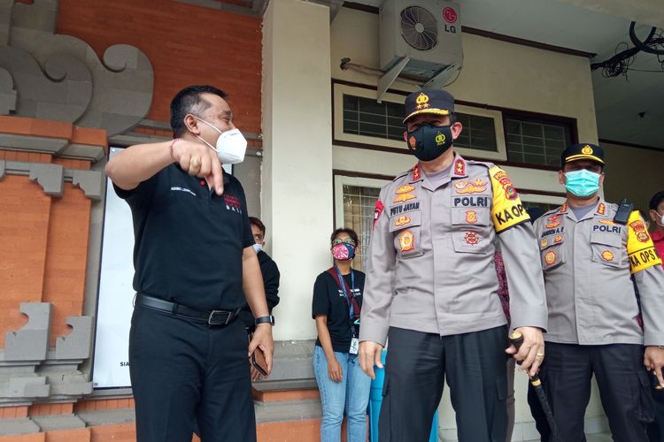 Kapolda Bali Irjen Pol Putu Jayan Danu Putra bersama Ketua KPU Bali  I Dewa Agung Lidartawan  di Kantor KPU Bali, Selasa (8/12/2020).