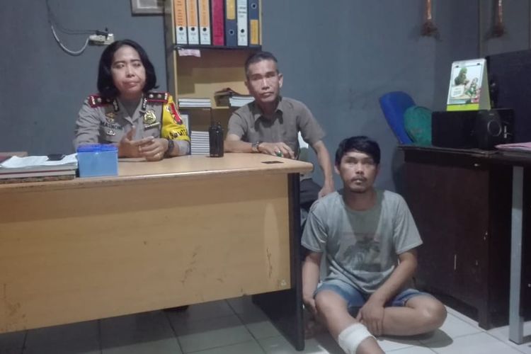 Tersangka Jagad (27) yang telah membunuh Ita alias Irwan effendi (56), ketika berada di Polsek Ilir Barat 1 Palembang, Sabtu (25/5/2019). Pelaku ditangkap setelah sebelumnya menjadi buronan sejak tiga bulan terakhir.

