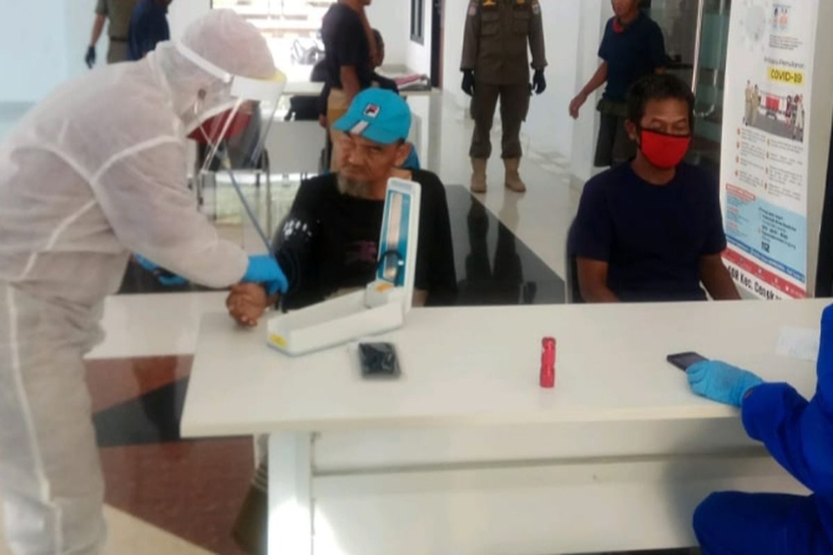 PMKS yang terjaring razia Satpol PP dan dibawa ke GOR Cengkareng untuk dibina dan menjalani rangkaian test kesehatan pada Rabu (29/4/2020) 