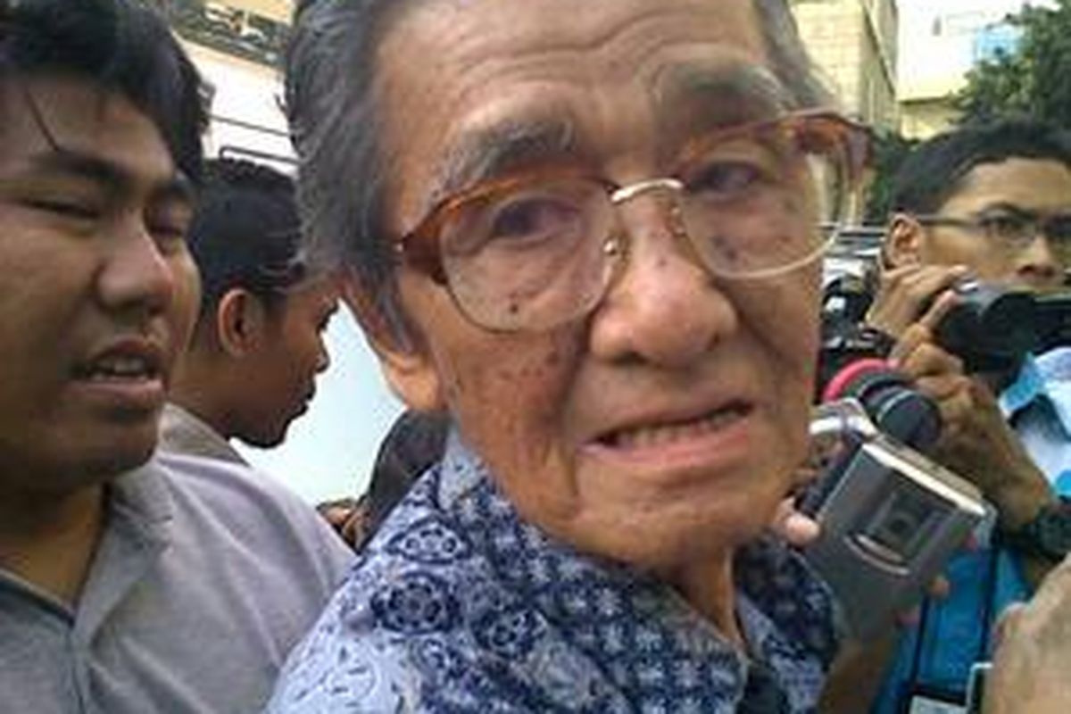 Ayah Chandra M Hamzah, Jamhir Hamzah, usai menjenguk anaknya di Mabes Polri Jakarta, Jumat (30/10).