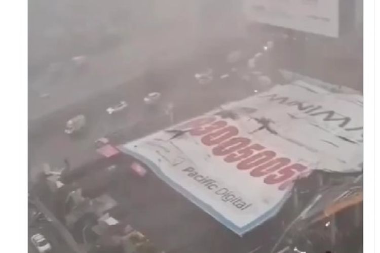 Tangkapan layar video detik-detik billboard raksasa di India roboh setelah diterjang hujan disertai angin kencang.
