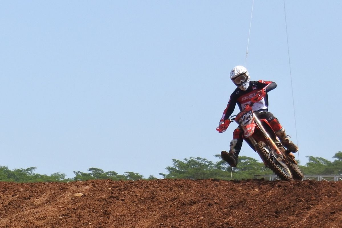 Muhammad Delvintor Alfarizi sedang menerabas salah satu rintangan atau handicap pada kejuaraan motokros dunia MXGP kelas MX2 atau 250 cc, di Sirkuit BSB Mijen, Semarang, Minggu (14/7/2019)