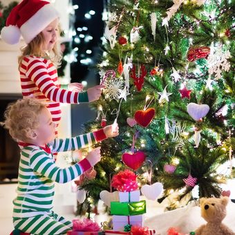 Ilustrasi pohon Natal. Menghias pohon cemara menjadi tradisi yang selalu dilakukan umat Kristen saat menjelang perayaan Hari Natal.
