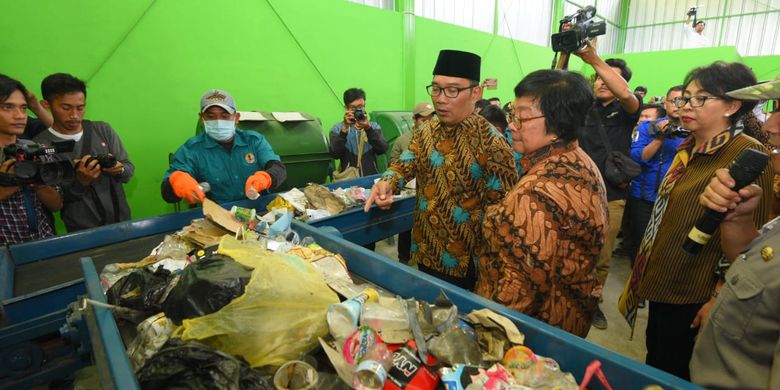 Gubernur Jawa Barat Ridwan Kamil sedang menjelaskan konsep pengolahan sampah di Jawa Barat kepada Menteri Lingkungan Hidup dan Kehutanan Siti Nurbaya Bakar 