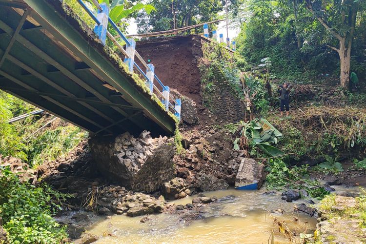 Sebuah jembatan di Desa Karangjati Anyar, Kecamatan Wonorejo, Kabupaten Pasuruan ambles setelah tergerus aliran sungai, Selasa (13/05/2025) 