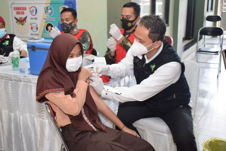 Agenda vaksinasi yang dilaksanakan untuk para pelajar di Kabupaten Lamongan.