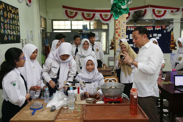 Pemkot Surabaya menjalankan program Sekolah Arek Suroboyo (SAS) yang mendorong pembelajaran tanpa PR dan memperkuat kedisiplinan serta minat bakat siswa sejak 2022