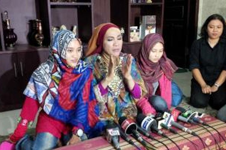 Dorce Gamalama (tengah) mengadakan jumpa pers acara halal bihalal dan ulang tahunnya yang ke-52 di kediamannya di Jalan Rawabinong, Lubang Buaya, Jakarta Timur, Minggu (26/7/2015).