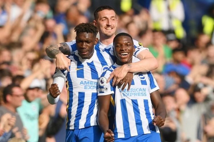 Moises Caicedo (kanan) merayakan golnya bersama Yves Bissouma (kiri) dan Lewis Dunk (tengah) pada laga pekan ke-36 Liga Inggris yang mempertemukan Brighton vs Man United di Amex Stadium, Sabtu (7/5/2022).