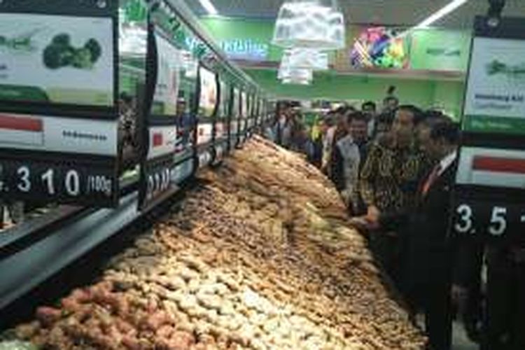 Presiden Joko Widodo meresmikan dan melihat sejumlah produk tani lokal di Lulu Hypermarket, Cakung, Bekasi (Selasa 31/5/2016).