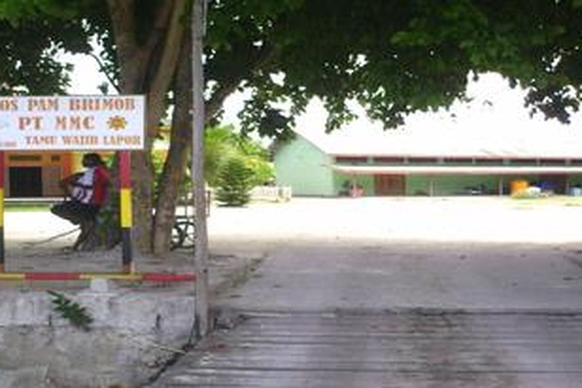 Kantor PT MMC ini hanya dihuni beberapa karyawan saja yang belum di PHK. Sebab masih ada puluhan karyawan yang masih bertahan mengamankan aset perusahan setelah dilakukan penutupan pada Maret 2012 lalu. 