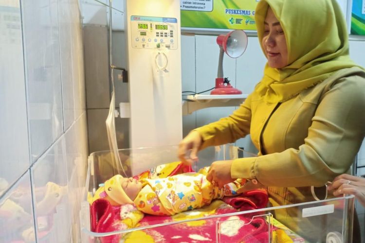 Bayi yang dibuang oleh ibunya di teras rumah warga di Kecamatan Gumukmas Kabupaten Jemebr dirawat di Puskesmas