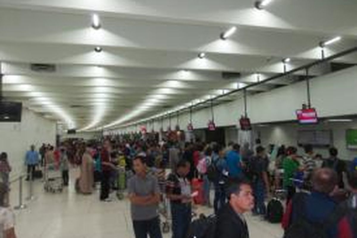 Kondisi di loket-loket check-in Lion Air di Terminal 1B Bandara Soekarno-Hatta, Jumat (14/8/2015)
