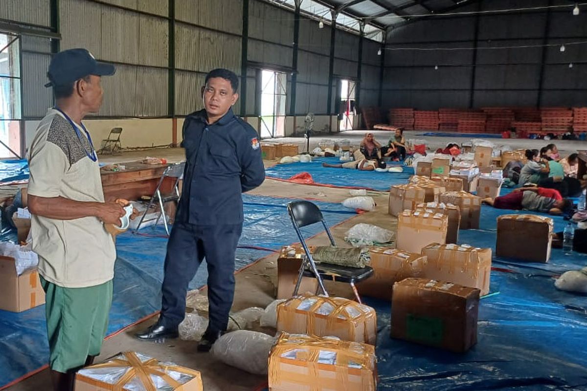 Komisi Pemilihan Umum (KPU) Lamongan mulai menyortir dan melakukan pelipatan surat suara yang bakal digunakan untuk Pemilu 2024, Selasa (2/1/2024).