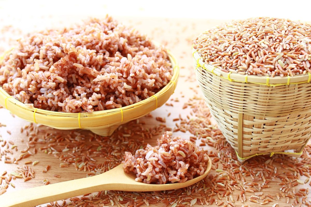 Secangkir nasi merah matang mengandung sekitar 36 gram karbohidrat. Biji-bijian ini juga kaya akan antioksidan.