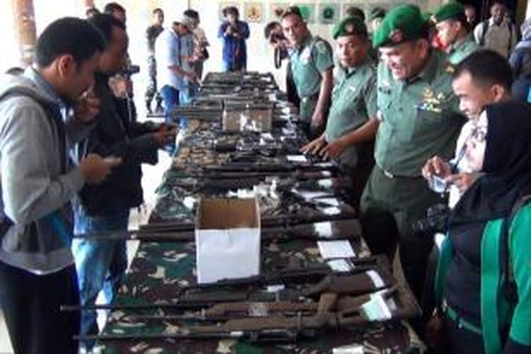 Sebanyak 44 pucuk senjata api (senpi) dari berbagai jenis, serta 9 buah magazin dan 1522 amunisi berbagai ukuran, berhasil disita dari kelompok sipil bersenjata dalam serangkaian operasi penegakan hukum yang digelar Tentara Nasional Indonesia (TNI) di Papua sejak Januari hingga Juli 2014