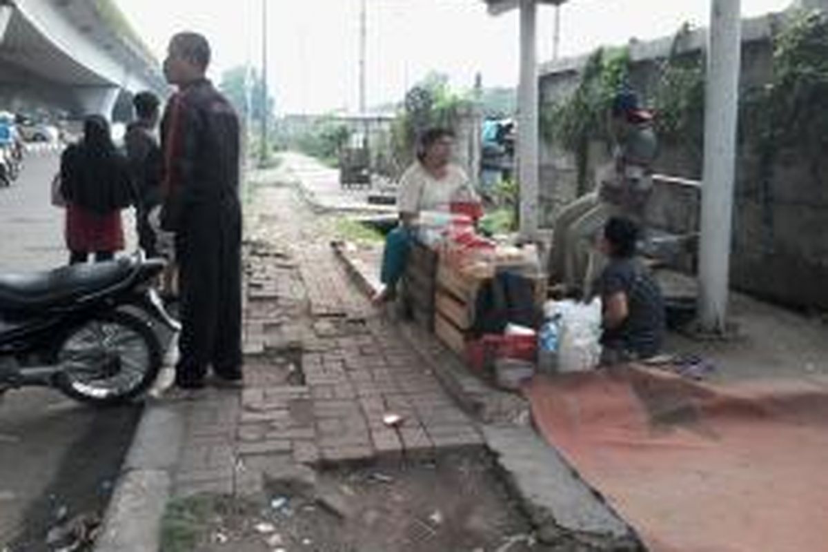 Pedagang kaki lima (PKL) menjajah halte di Pondok Kopi Jakarta Timur. Lokasi yang semestinya dipergunakan bagi masyarakat, justru beralih fungsi menjadi tempat berjualan.