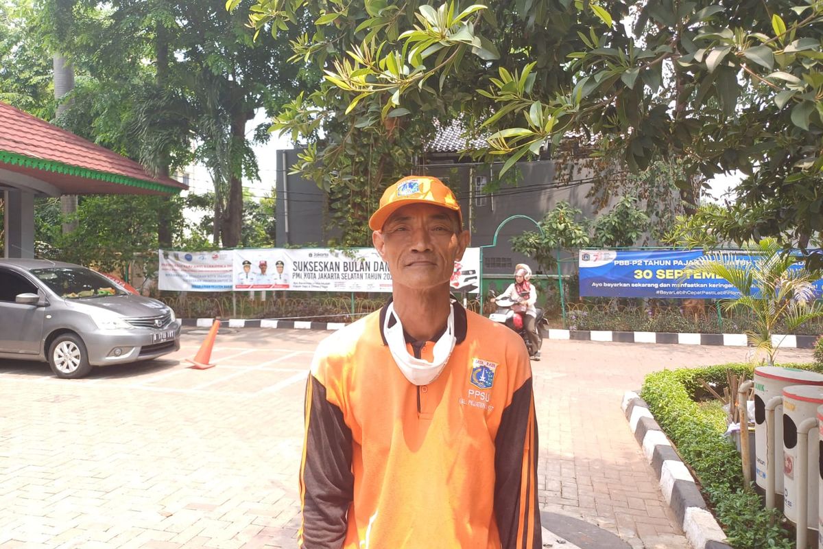 Petugas penyedia jasa lainnya perorangan (PJLP) DKI Jakarta bernama Agus (54),