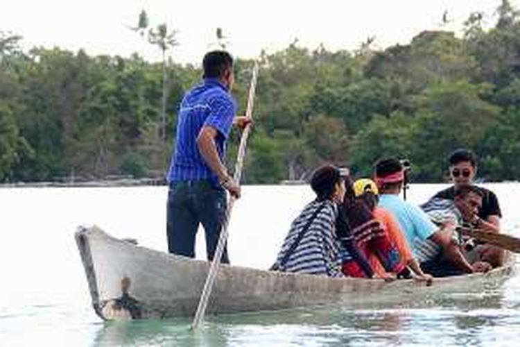 Pelayaran menuju lokasi makan siang di Desa Liya Togo di Kecamatan Wangiwangi Selatan, Kabupaten Wakatobi, Sulawesi Tenggara, Senin (19/9/2016).