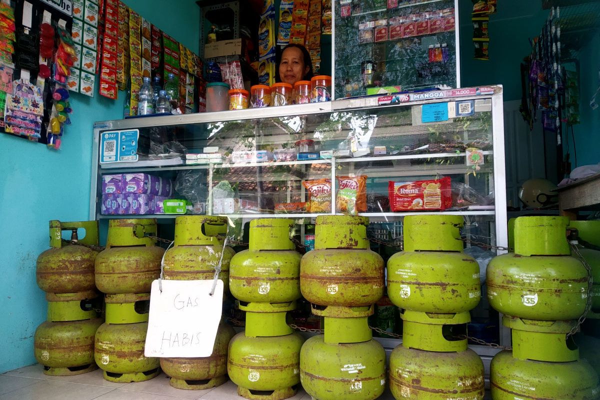 Toko kelontong penjual gas LPG bersubsidi di Desa Papungan, Kecamatan Kanigoro, Kabupaten Blitar, Selasa (4/2/2025).