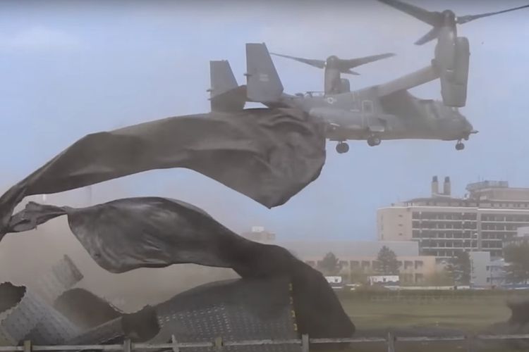 Tangkapan layar dari video yang memperlihatkan helikopter Angkatan Udara Amerika Serikat lepas landas, dan merusak helipad rumah sakit Addenbrooke di Inggris pada Rabu (21/4/2021).