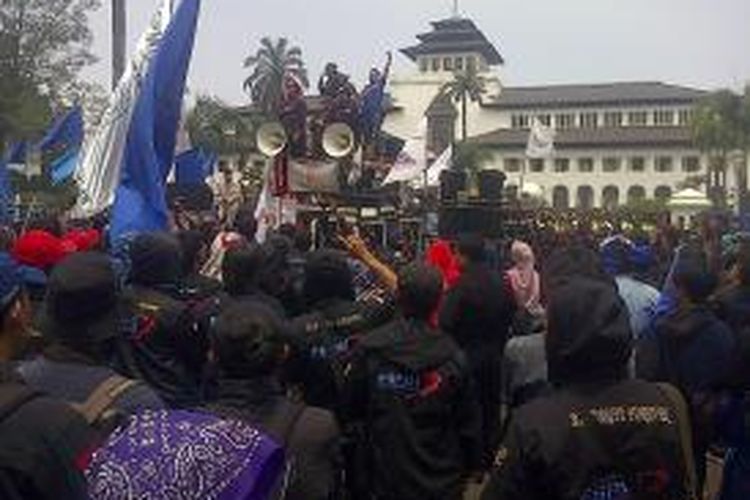 Sebanyak 3.000 orang buruh dari Federasi Serikat Pekerja Metal Indonesia (FSPMI) Jawa Barat dan Konfederasi Serikat pekerja Indonesia (KSPI) melakukan aksi demonstrasi besar-besaran di depan Gedung Sate Jalan Diponegoro Kota Bandung, Kamis (5/9/2013).
