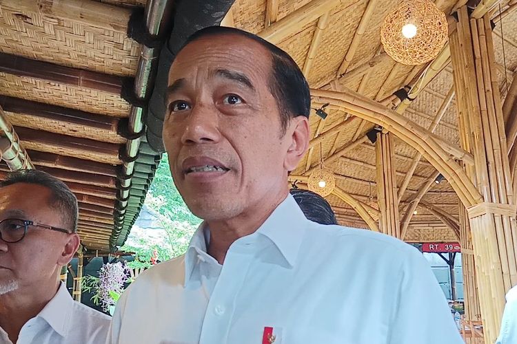 Presiden Joko Widodo saat memberikan keterangan pers soal debat Pilpres 2024 di Serang, Banten, Senin (8/1/2024).