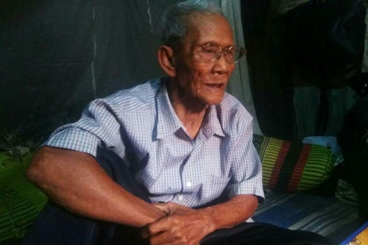 Nur Khalik, penjual abu gosok di Pisangan berusia 101 tahun, Senin (5/6/2017).