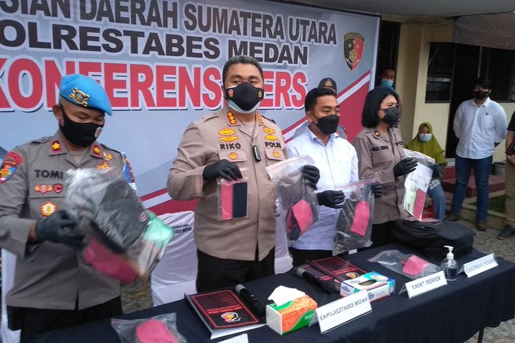 Kapolrestabes Medan, Kombes Pol Riko Sunarko didampingi Kasatreskrim Polrestabes Medan, Kompol M. Firdaus menunjukkan barang bukti pembunuhan sopir taksi online, M. Idris (41) yang jenazahnya ditemukan di Jalan Inspeksi Kanal, Kelurahan Titi Kuning, pada Rabu (1/12/2021) pukul 03.52 WIB.