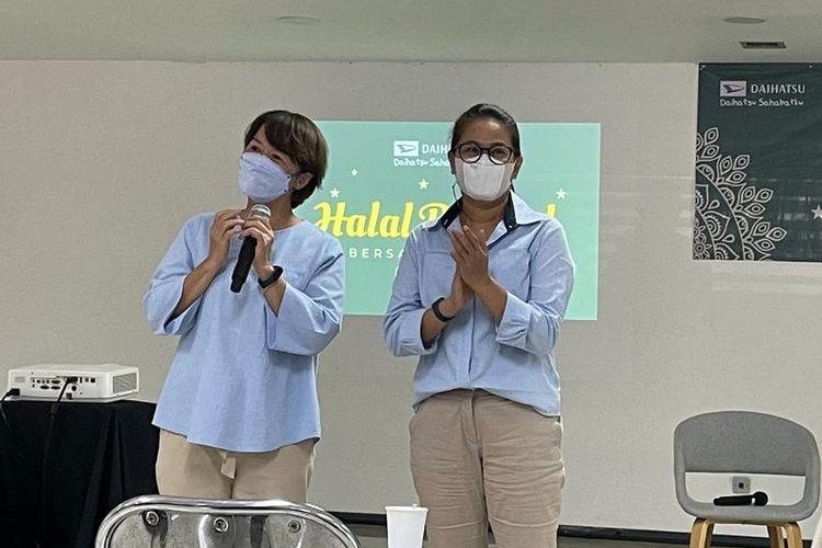 Serah terima jabatan Direktur Pemasaran PT Astra Daihatsu Motor (ADM), yang sebelumnya dipegang oleh Amelia Tjandra (kiri) kepada Sri Agung Handayani (kanan).