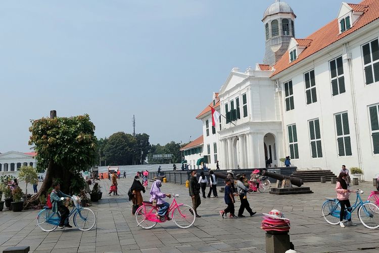 Ribuan pengunjungan berwisata di Kota Tua Jakarta, memasuki masa liburan anak sekolah, Rabu (29/6/2022).,