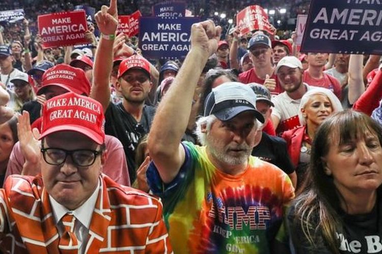 Banyak pendukung Donald Trump tak memakai masker saat menghadiri kampanye di BOK Center, Tulsa, Oklahoma, Sabtu (20/6/2020).
