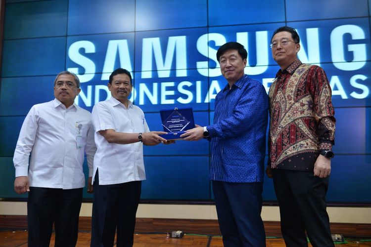 Kesepakatan Samsung Indonesia Cerdas ditandatangani hari ini, (23/09/2019), oleh JaeHoon Kwon, President, PT. Samsung Electronics Indonesia dan Didik Suhardi, Sekretaris Jenderal Kementrian Pendidikan dan Kebudayaan Republik Indonesia.