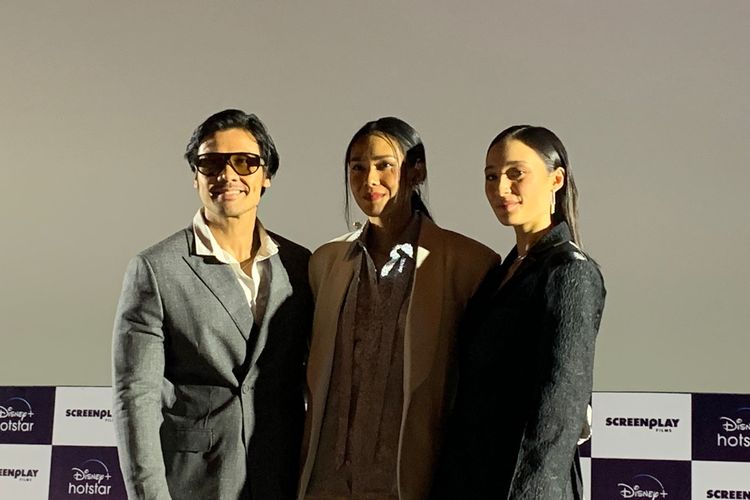 Tiga pemeran utama serial Mendua, Chicco Jerikho, Adini Wirasti dan Tatjana Saphira saat konferensi pers di kawasan Jakarta Selatan, Senin (12/12/2022). 