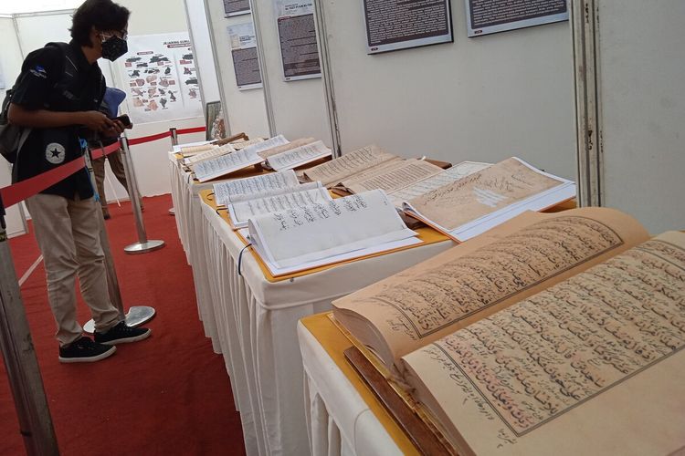 Puluhan manuskrip kuno yang dipamerkan dalam acara Muktamar ke-34 NU di Lampung.