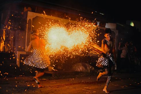Melihat Tradisi Perang Api Sambut Nyepi di Bali