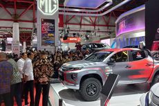 Saat Jokowi Memperhatikan Mobil Reli Mitsubishi Triton