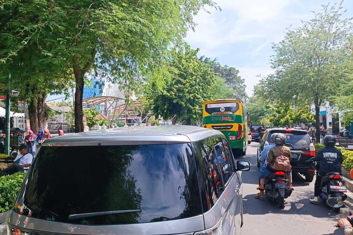 Jalan Malioboro saat libur Natal Selasa (26/12/2023) nampak kendaran berhenti karena macet