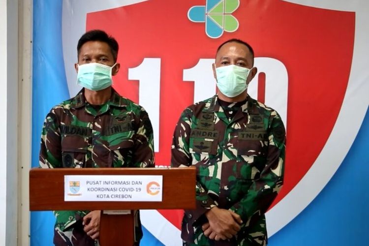 Letkol CKM Dr Wildan Sani SpU, Dandenkesyah Cirebon (kiri) bersama Kepala Rumah Sakit TNI Ciremai Cirebon, Letkol CKM Dr Andre Novan (kanan), menjelaskan kondisi 21 tenaga medis yang sedang isolasi mandiri, Senin (20/4/2020). Wildan menjelaskan kronologi keluarga pasien Covid-19 yang tidak jujur sehingga menyebabkan 21 tim medis diisolasi.