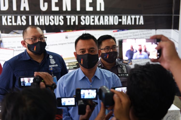 Kepala Kantor Imigrasi Kelas I Khusus Tempat Pemeriksaan Imigrasi (TPI) Bandara Soekarno-Hatta Romi Yudianto (tengah) saat melakukan konferensi pers di Kantor Imigrasi Bandara Soekarno-Hatta, Kota Tangerang, Banten, Selasa (26/1/2021) sore.