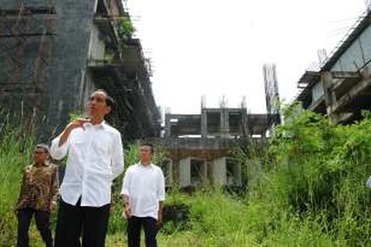 Presiden Joko Widodo meninjau langsung proyek pembangunan Pusat Pendidikan Pelatihan dan Sekolah Olahraga Nasional di Bukit Hambalang, Bogor, Jawa Barat, Jumat (18/3/2016). Jokowi datang dengan didampingi Menteri Pemuda dan Olahraga Imam Nahrawi, dan Menteri Pekerjaan Umum Basuki Hadimuljono.