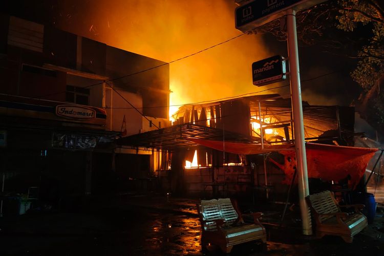 Sebuah toko furnitur di Jalan Raya Kelapa Dua Wetan, RT 001 RW 009 Kelurahan Kelapa Dua Wetan, Kecamatan Ciracas, Jakarta Timur, terbakar pada Jumat (16/9/2022) dini hari.
