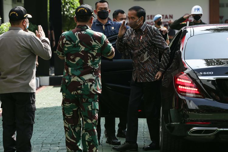 Presiden Republik Indonesia Joko Widodo menghadiri Rakernas PDI Perjuangan di Jakarta, Selasa (21/6/2022). Partai Demokrasi Indonesia Perjuangan (PDI-P) menggelar Rapat Kerja Nasional (Rakernas) mulai hari ini hingga Kamis (23/6/2022) di Sekolah Partai, Lenteng Agung, Jakarta Selatan.