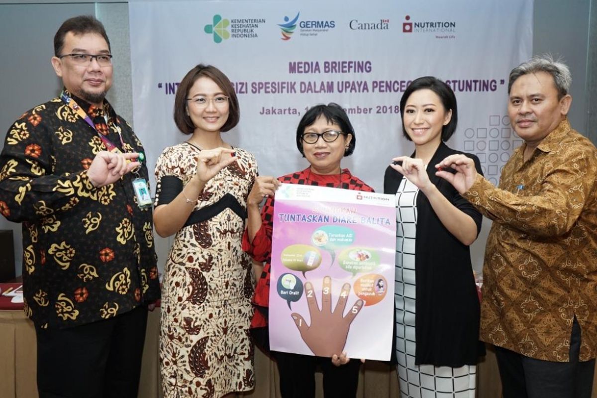 DR Sri Kusyuniati - Direktur Nutrition International Indonesia memegang poster 5 langkah tuntaskan diare balita, bersama dr. Sedya Dwisangka, M.Epid ? Kasubdit Hepatitis dan Penyakit Infeksi Saluran Pencernaan Direktorat Pencegahan dan Pengendalian Penyakit Menular Langsung (P2PML) Kementerian Kesehatan RI (kiri ke kanan),  Dr. Juwalita Surapsari ? Dokter Spesialis Gizi Klinik, Ibu DR. Dr. Ariani Dewi Widodo, Sp. A(K) ? Pakar Kesehatan Anak dari Ikatan Dokter Anak Indonesia . Indonesia , Rozy Afrizal Jafar - Praktisi Garam Beryodium, memegang kapsul vitamin A saat media briefing Intervensi Gizi Spesifik dalam Upaya Pencegahan Stunting yang diadakan Nutrition International Indonesia di Jakarta, Selasa (18/09/2018). 