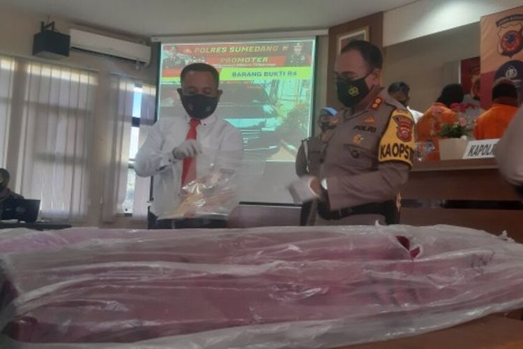 Kapolres Sumedang AKBP Eko Prasetyo Robbyanto saat gelar perkara tindak pidana pencurian, di Mapolres Sumedang, Jumat (20/11/2020). AAM AMINULLAH/KOMPAS.com