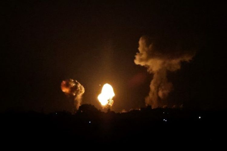 Asap dan bola api membubung menyusul serangan udara di Khan Yunis di Jalur Gaza selatan, pada Sabtu (1/1/2022) dini hari.Israel melancarkan serangan udara terhadap Gaza, kata sumber di dalam daerah itu. IDF saat ini menyerang target di Jalur Gaza. 