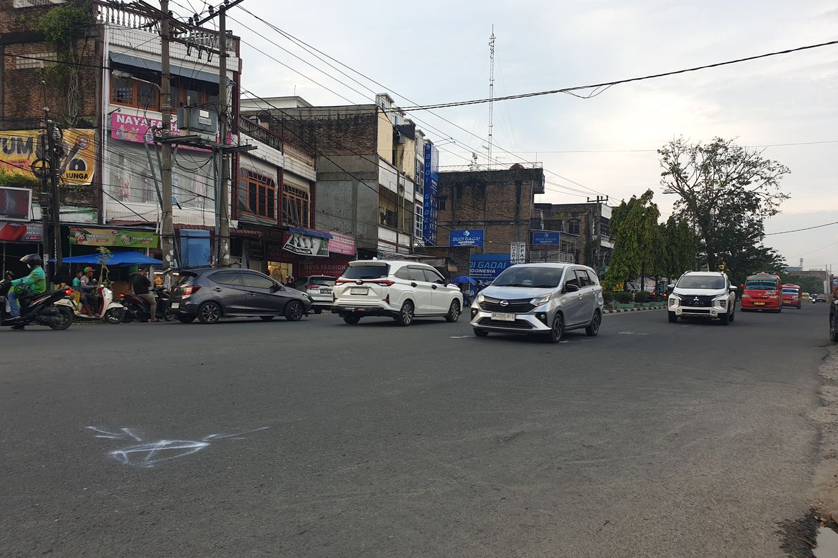 Suasana lokasi dua mobil mewah diduga balapan hingga menabrak dua sepeda motor di Jalan Jamin Ginting, Kota Medan pada Senin (10/3/2025). 
