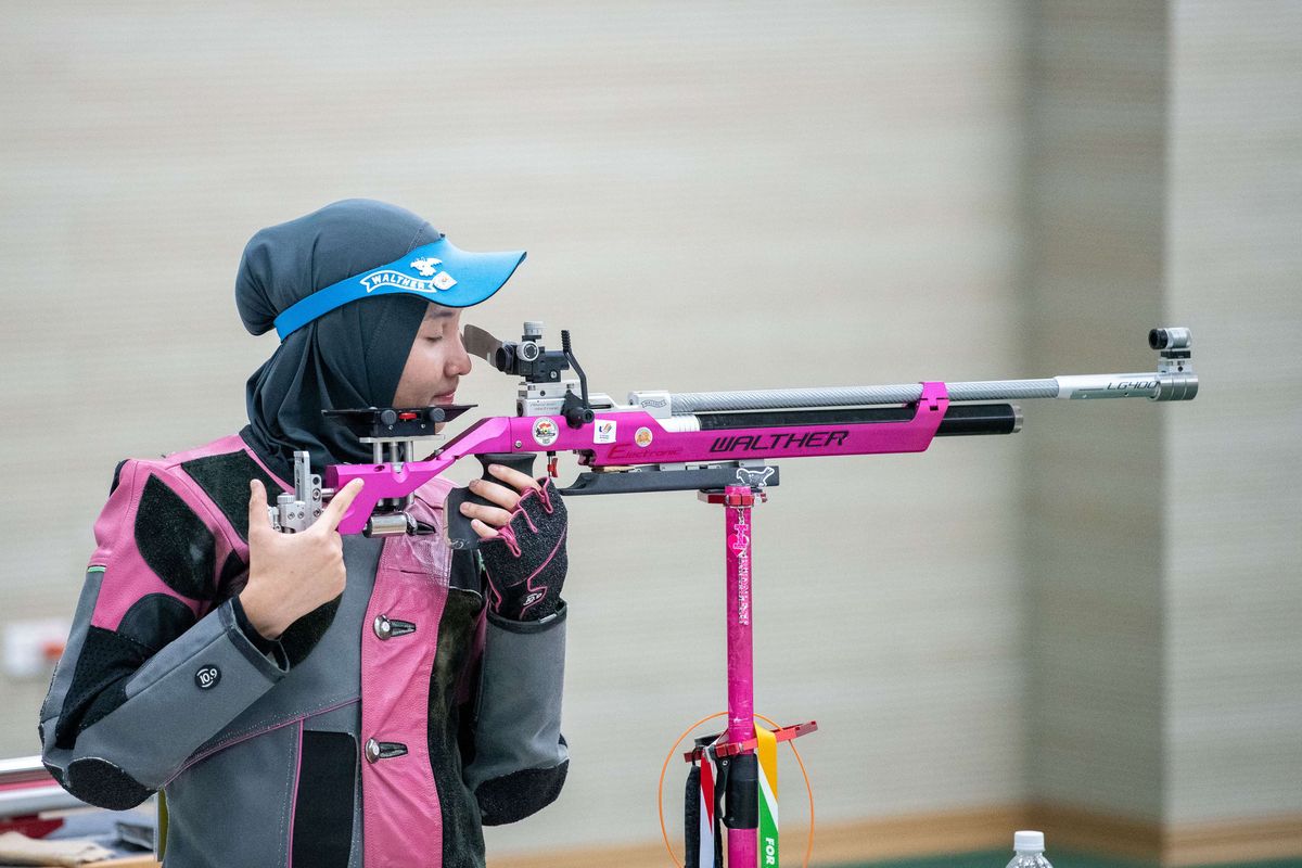 Petembak Dewi Laila Mubarokah membidik sasaran pada nomor 10 meter air rifle putri menembak SEA Games 2021 Vietnam di Hanoi Sports Training and Competition Center, Hanoi, Vietnam, Senin (16/5/2022). Dewi meraih medali emas setelah menjadi yang terbaik dalam pengumpulan poin sebanyak 247.